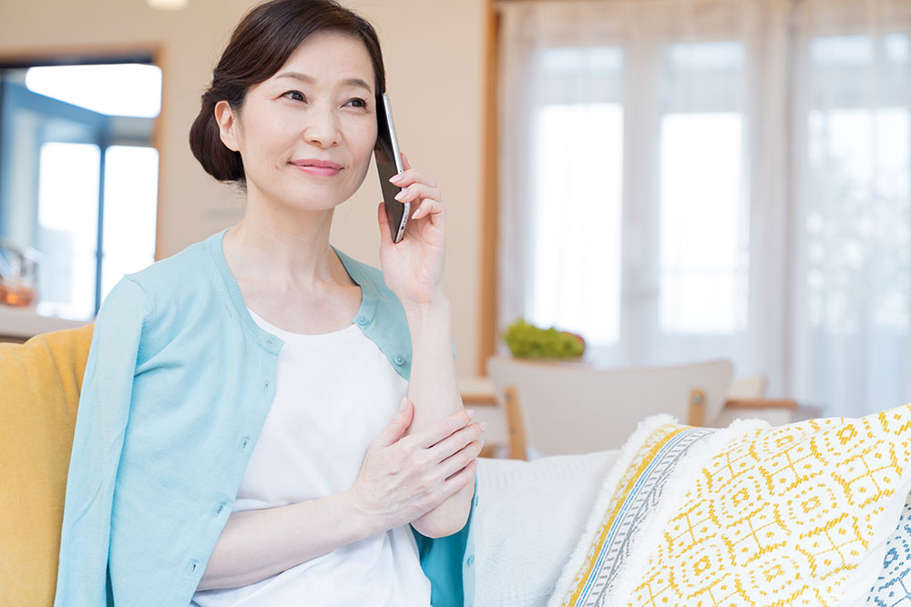 問い合わせをする女性